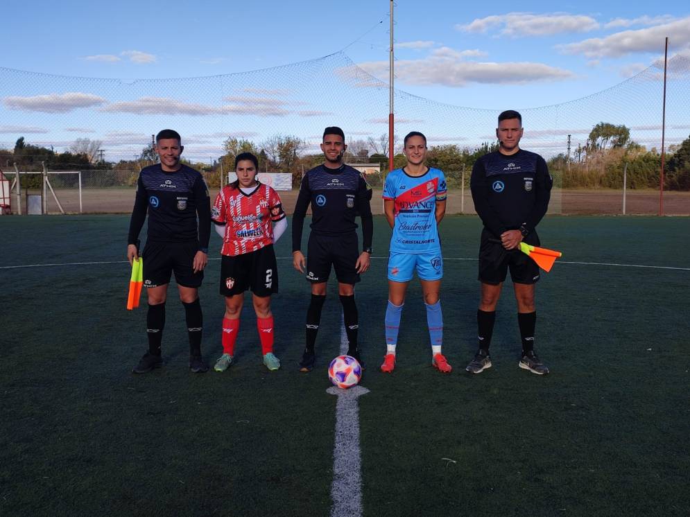 Alumin&eacute; Medina, la capitana del CFC, no pudo con las delanteras del Arse.