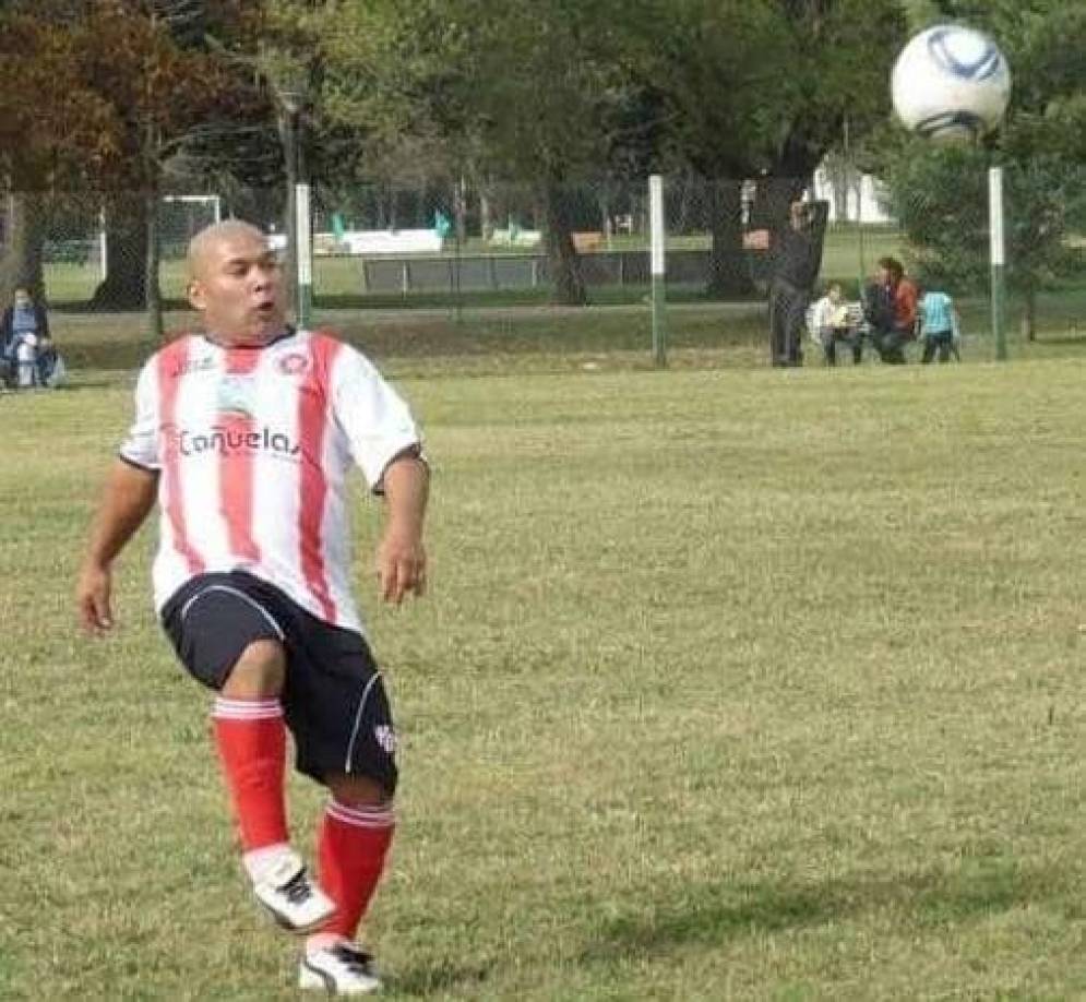 Se fue en una cancha de f&uacute;tbol, entre&nbsp;amigos.
