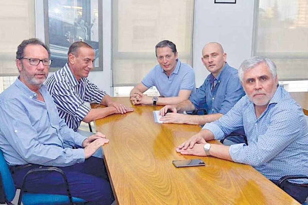 El intendente Arrieta junto a los mandatarios Torchio (Carlos Casares), Santill&aacute;n (Gonz&aacute;lez Chaves),  Lago (Alberti) y Gray (Esteban Echeverr&iacute;a y Vicepresidente del PJ)