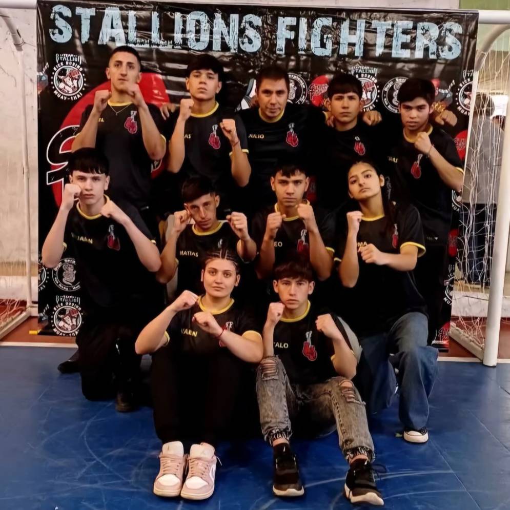 Un equipo que se para de manos.