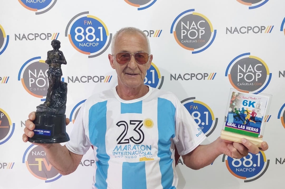 Pos&oacute; con las preseas para las c&aacute;maras de NacPop.