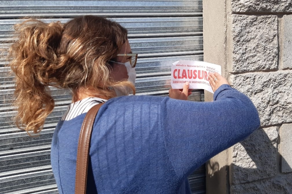 Personal de Control colocando la faja de clausura.