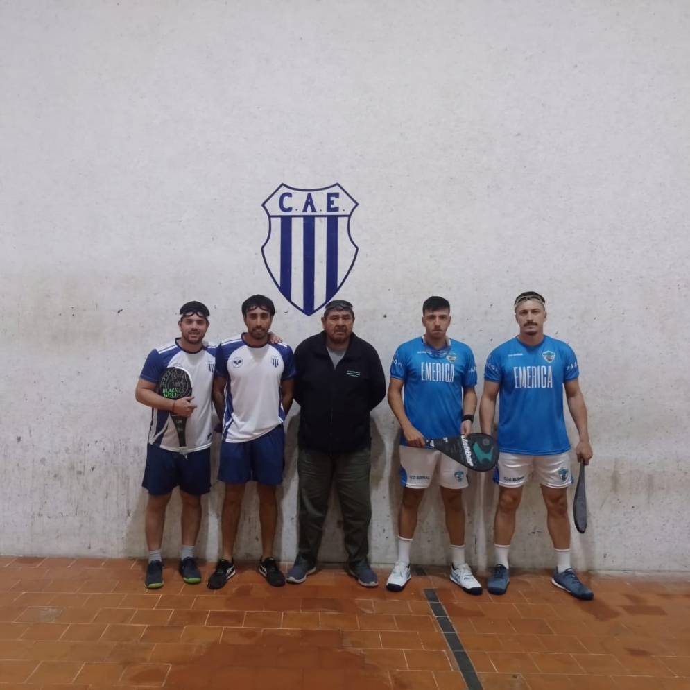 La dupla del pincha (blanco) en la cerrada de calle&nbsp;Rivadavia.