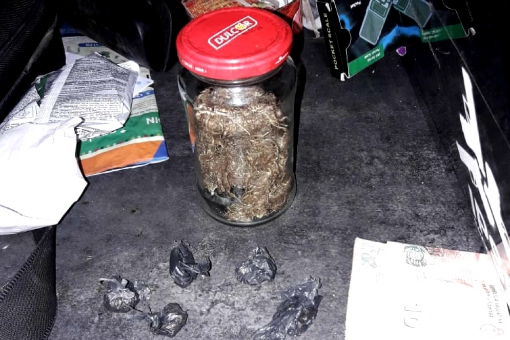 En la casa se encontraron un frasco y bolsitas listas para la distribuci&oacute;n.