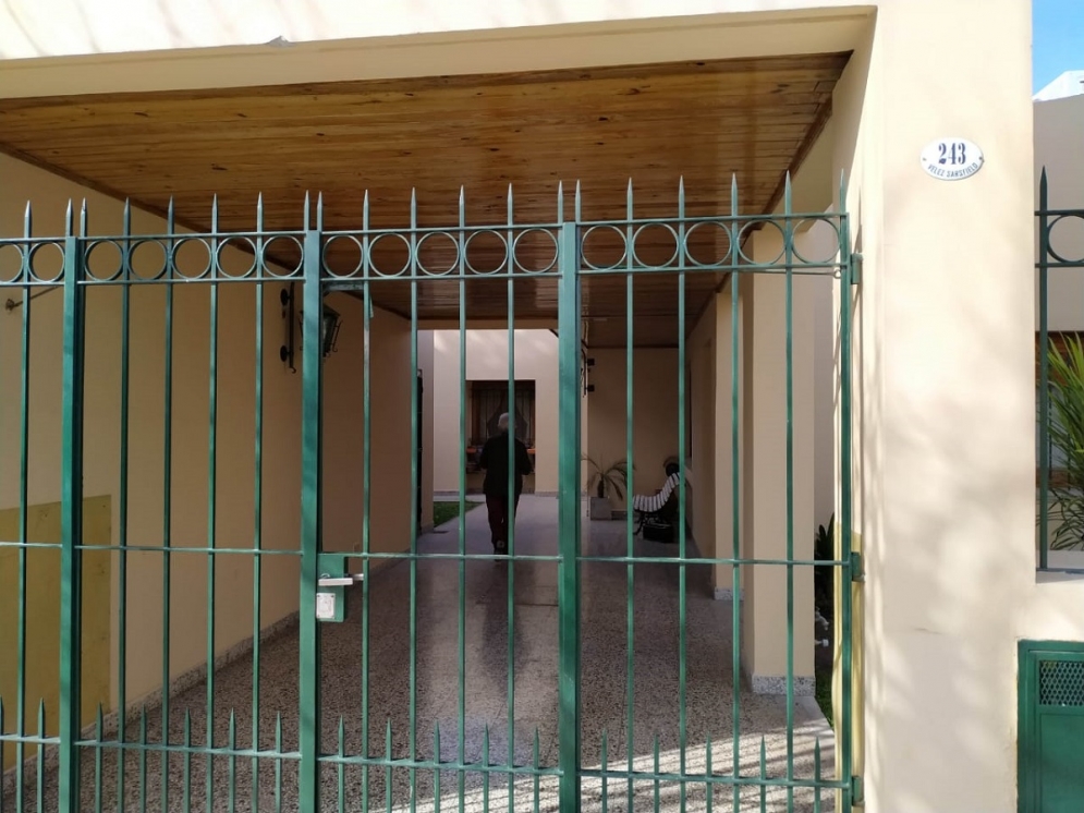 "Coca" Iba&ntilde;ez, de espalda, dentro de su casa.