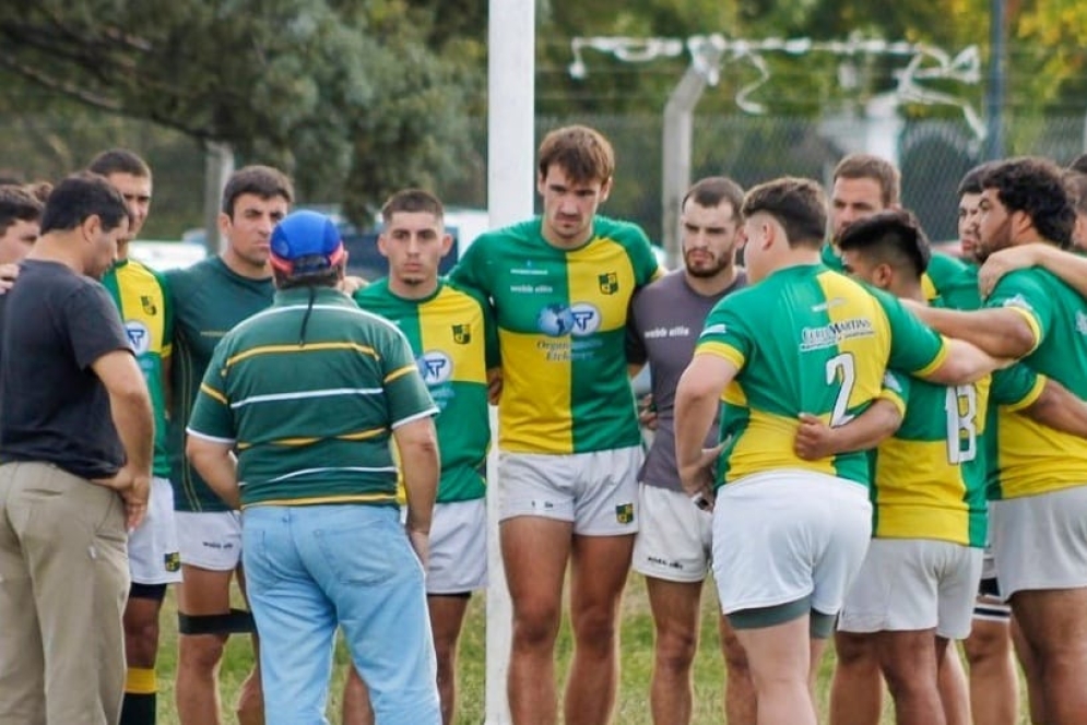 Carlos Villalba hablando con sus dirigidos.
