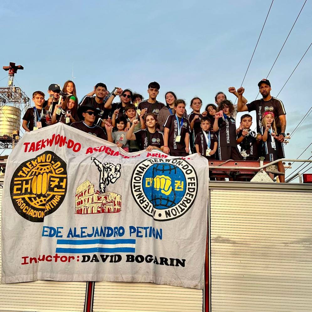 Los taekwondistas de Sol de Oro al llegar a Ca&ntilde;uelas.
