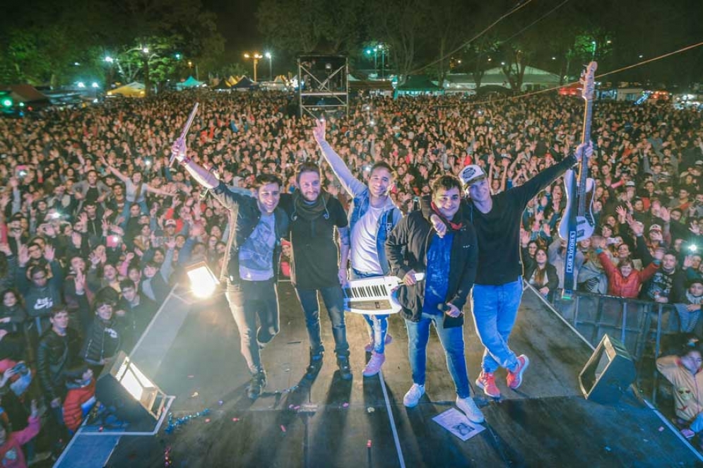Los Totora y la tradicional foto en el cierre de su recital. 