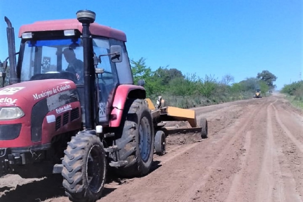 Una de las maquinas de la municipalidad trabajando en los caminos. 