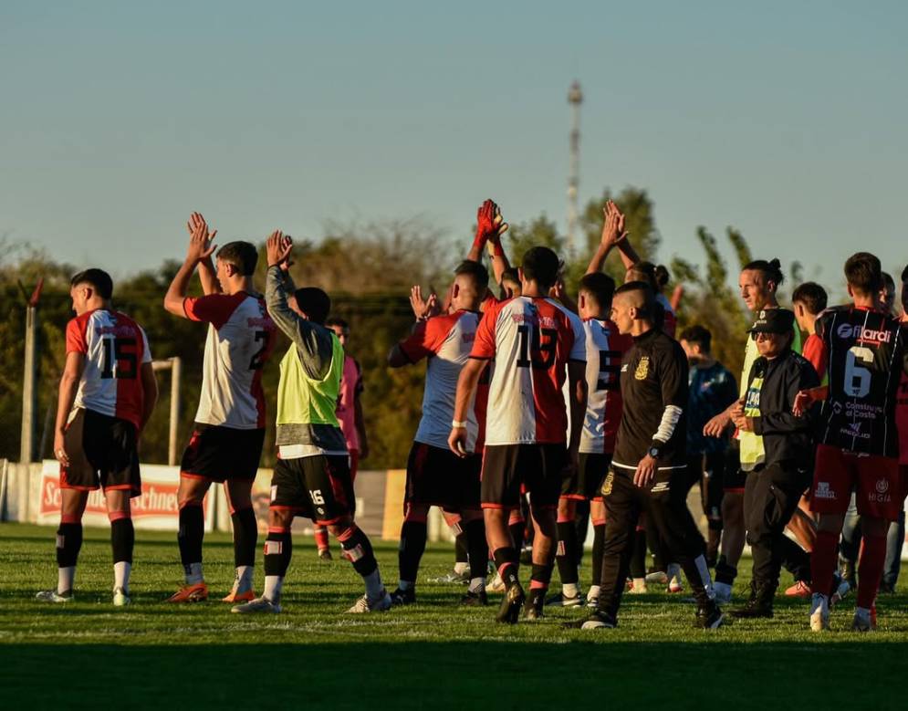 La defensa de Juventud Unida se mostr&oacute; muy vulnerable en el primer tiempo. (FOTO: Prensa Juventud Unida).