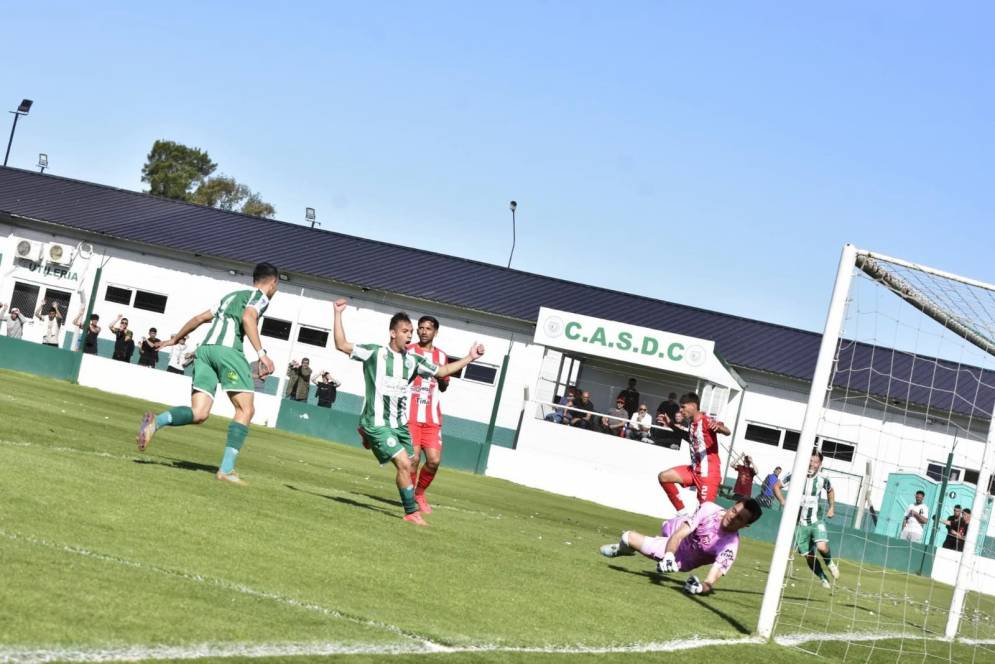 Camioneros abriendo el marcador con el tanto de Huguenet  (FOTO: Prensa Camioneros).