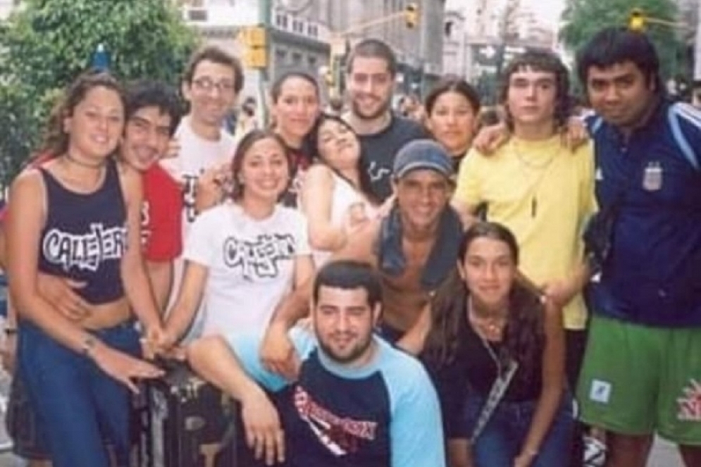 Emiliano, de pantal&oacute;n verde y campera azul, con Pato Fontanet, su hermana, amigos e integrantes de Callejeros.