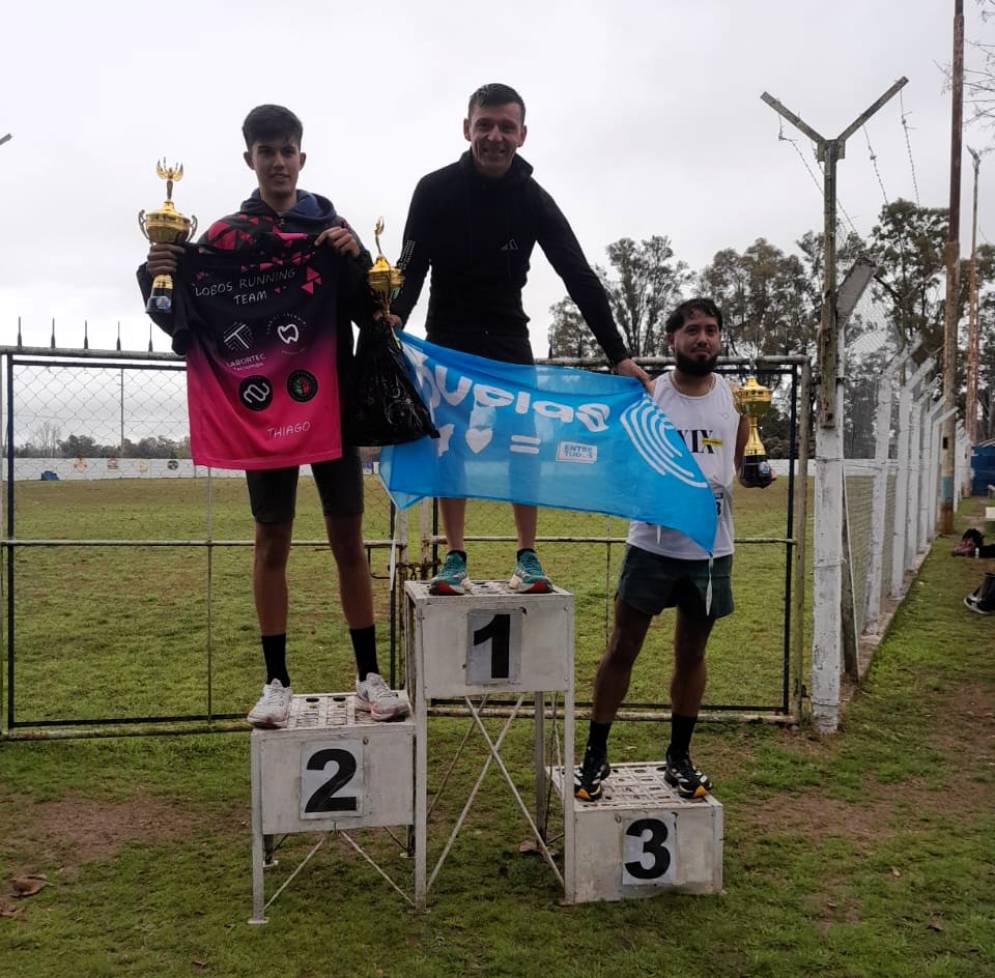 Torres en la cima del podio, con la bandera de Ca&ntilde;uelas.