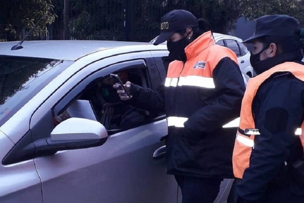 Los agentes de tr&aacute;nsito realizando controles en el ingreso de Avenida Libertad. 