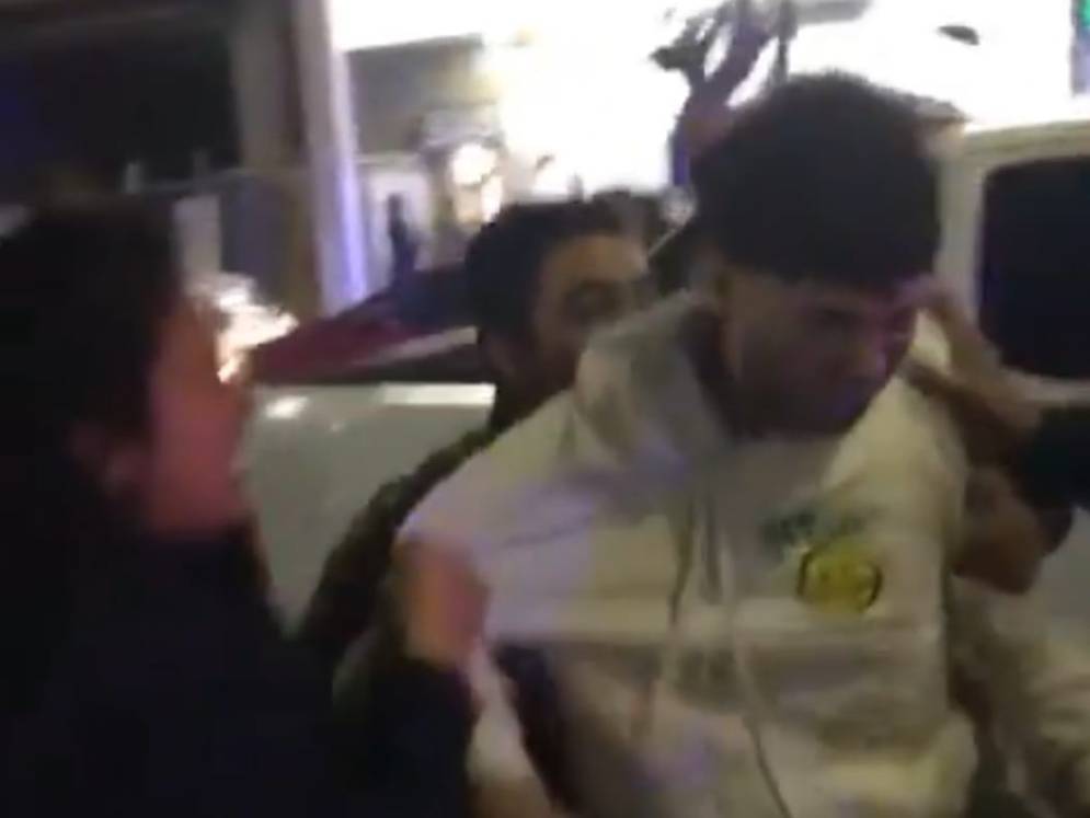 El motociclista forcejeando con la polic&iacute;a. 