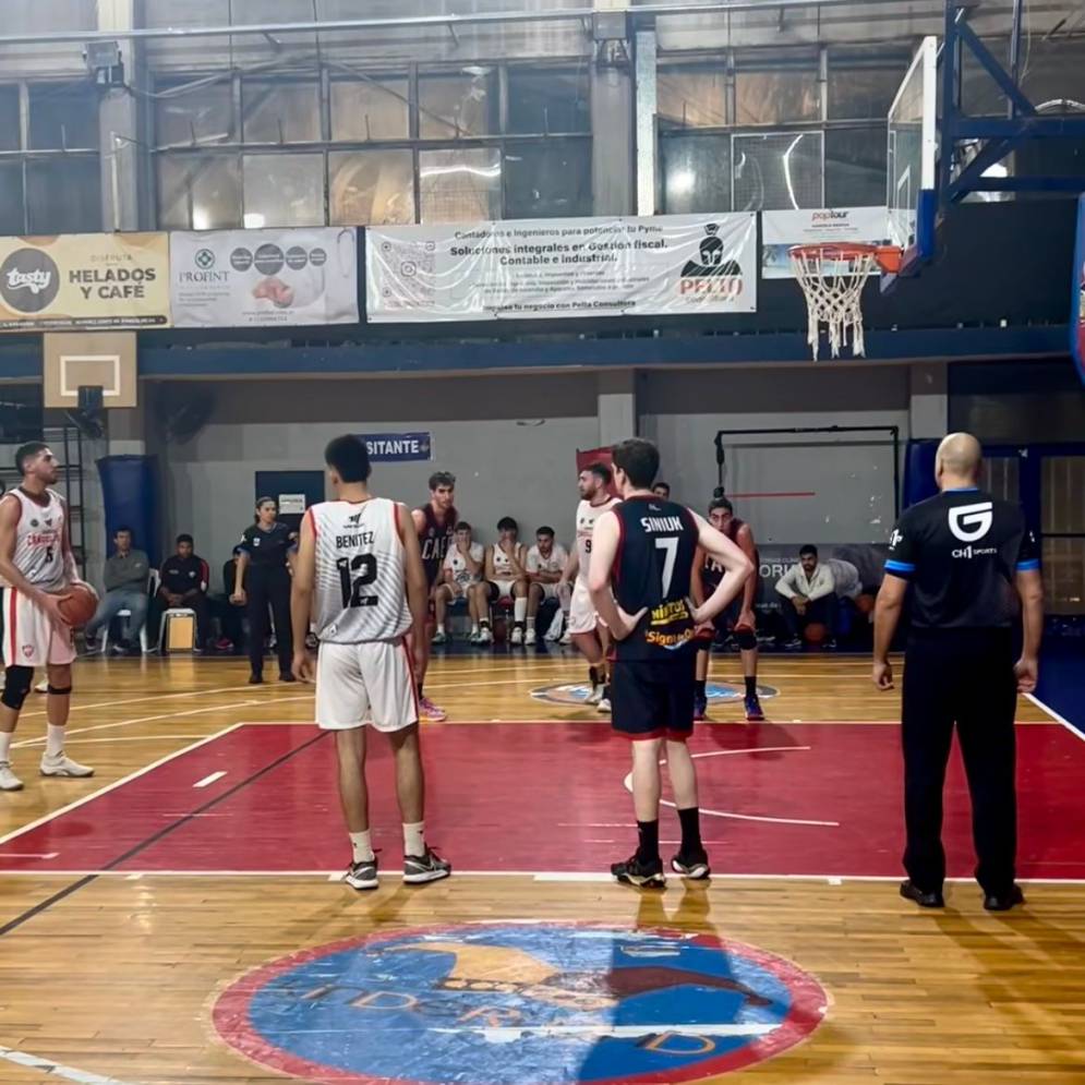 Valicenti encestando un simple en Ramos. (FOTO: captura Instagram @cfcbasquet)