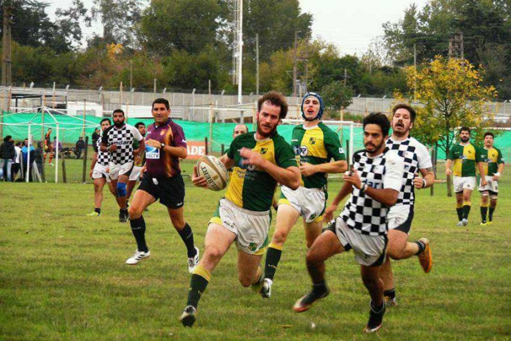 Catriel Perdenera busca el in goal del rival.