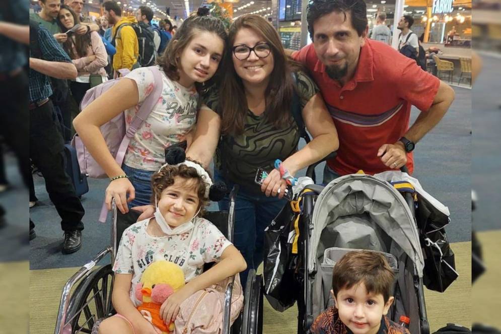 Emily y su familia, a punto de emprender un largo viaje.