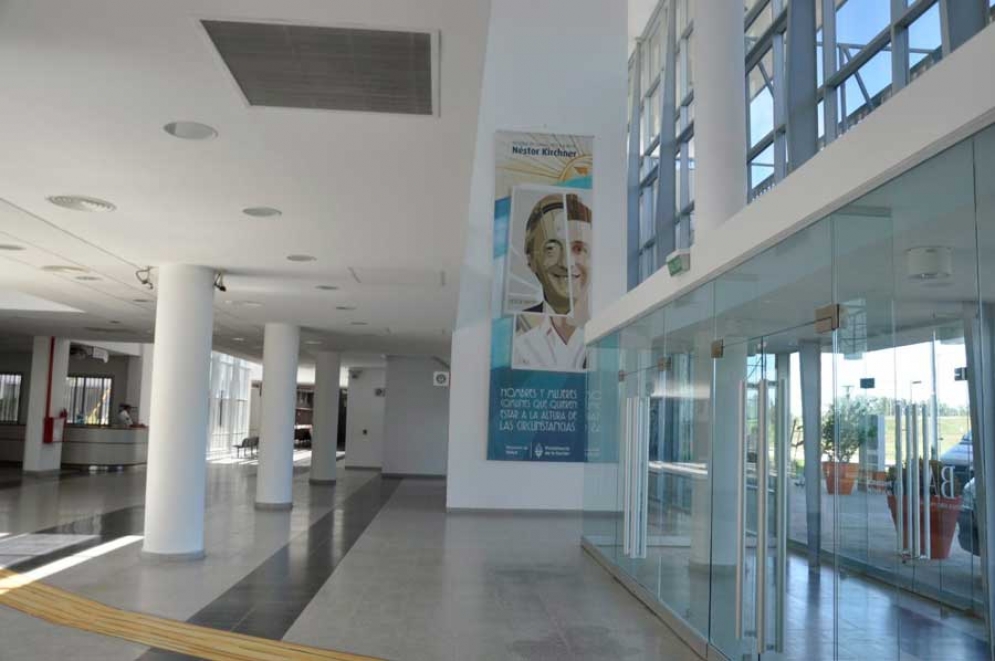 El Hall central del Hospital Regional contin&uacute;a vac&iacute;o. 