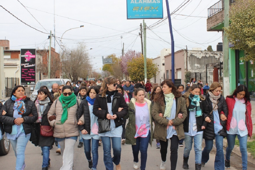 Las docentes marchando por la calle San Mart&iacute;n rumbo a la Jefatura Distrital de Inspecciones. 