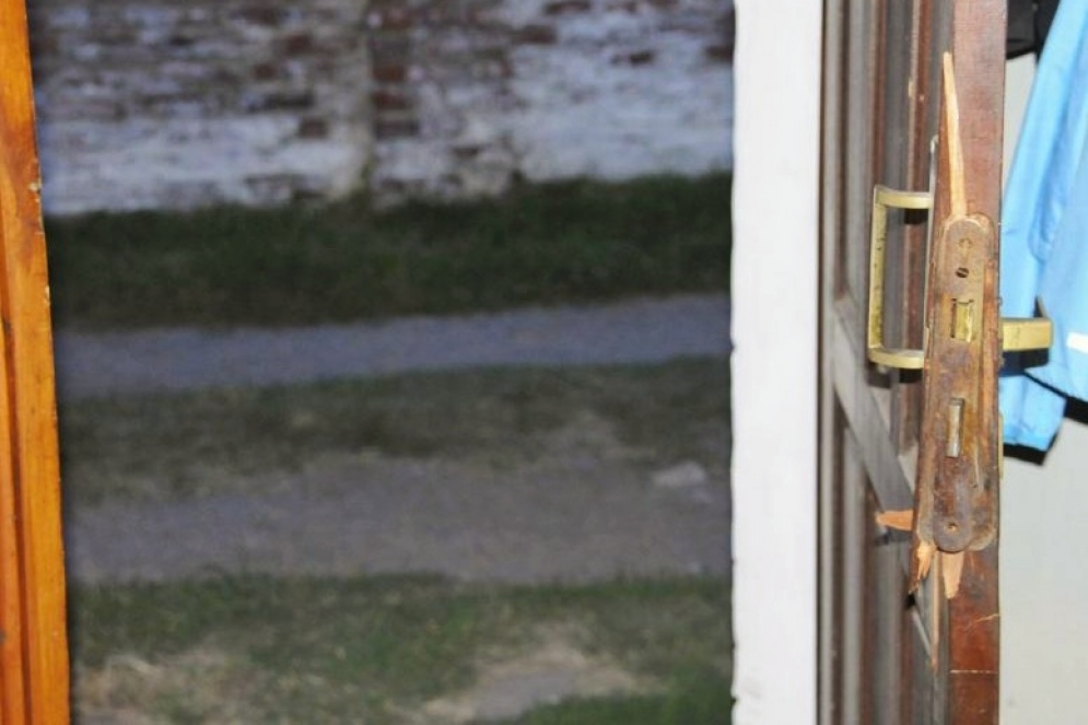 La puerta de madera estaba deteriorada por el paso de los a&ntilde;os. (Foto referencial).