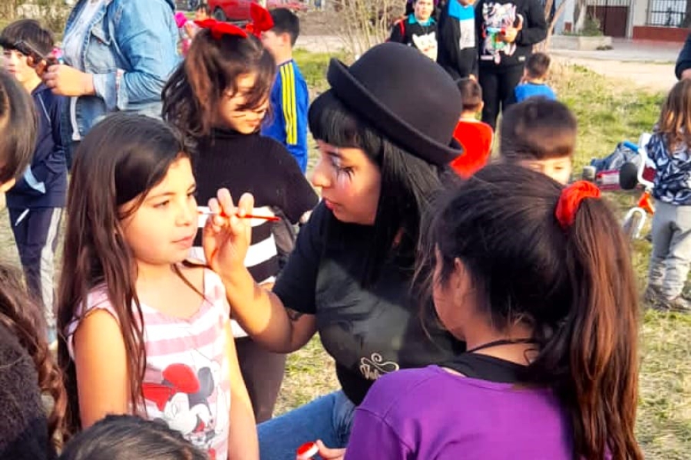 En la &ldquo;canchita&rdquo; del Buen Pastor hubo juegos, merienda, maquillaje art&iacute;stico y una exhibici&oacute;n de taekwondo.