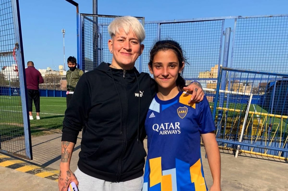 Martina Iraola junto a Rodr&iacute;guez, delantera de la Primera.