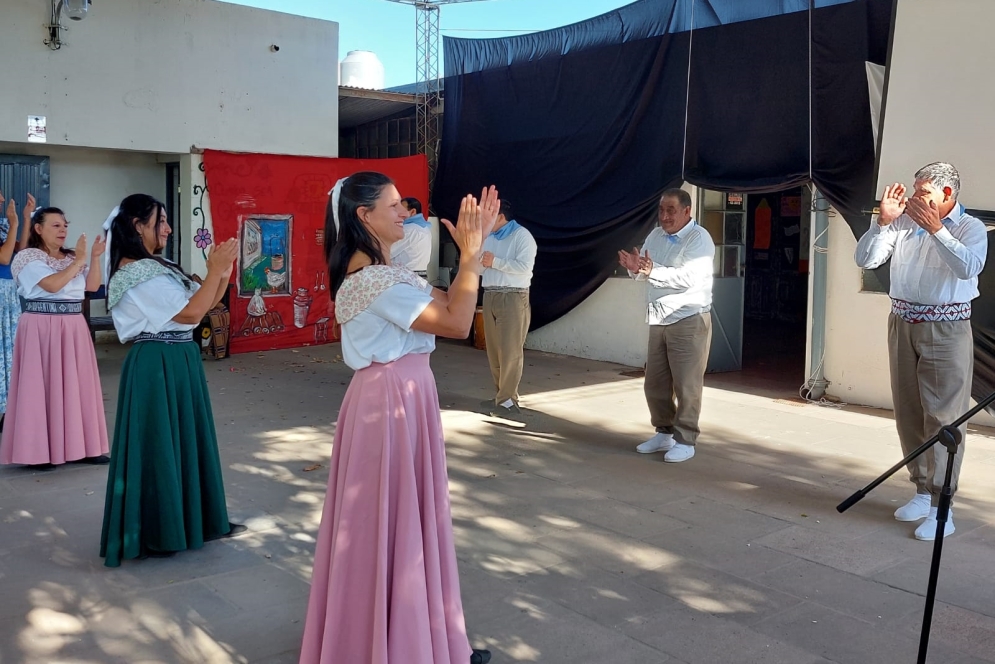 Alumnos bailando en el patio de la Escuela N&deg;501.
