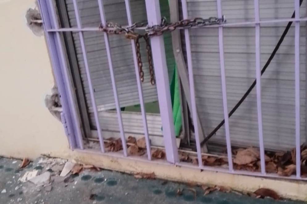 La reja forzada por los malandras.