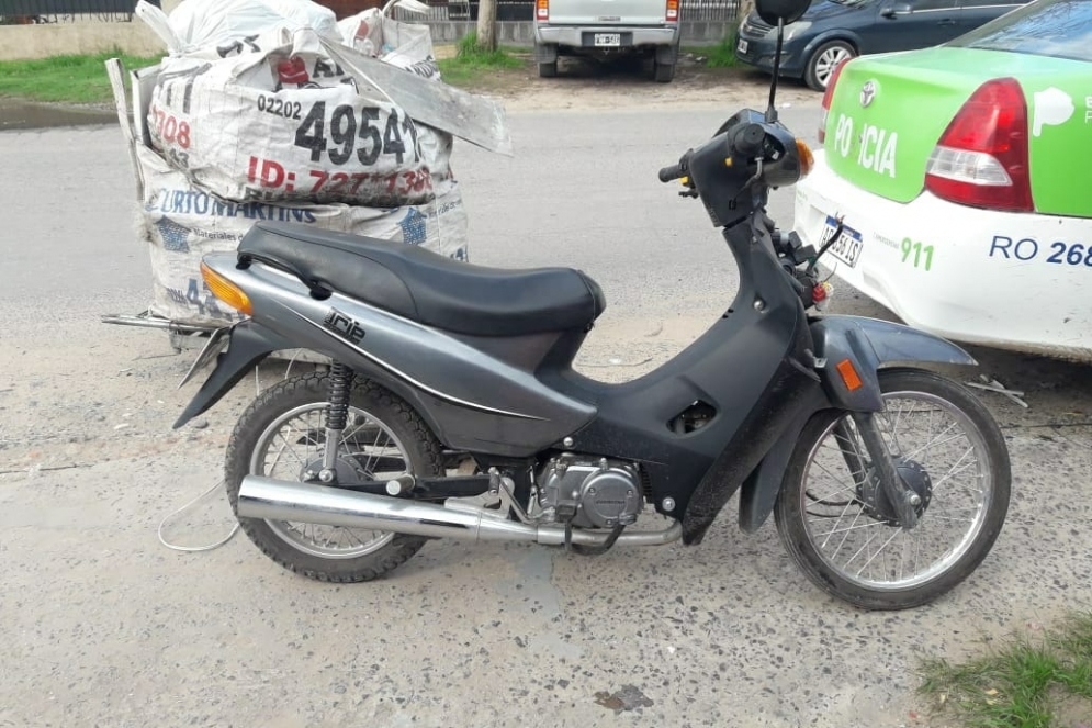 La moto hurtada por los "chicos".