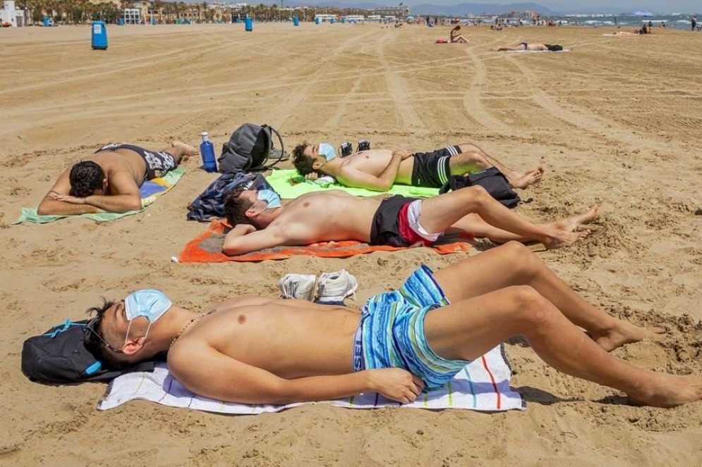 &iquest;Tomar sol con barbijo? 