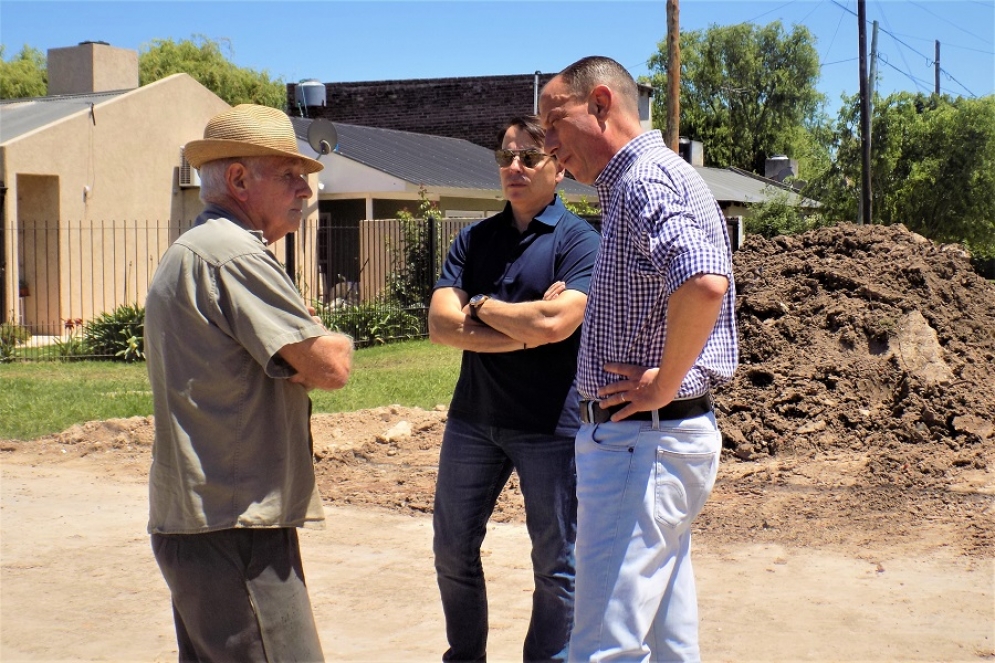 Arrieta junto a Fern&aacute;ndez Meire hablando con vecinos.