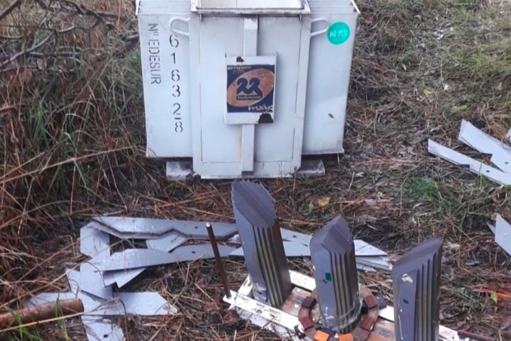 El transformador, descuartizado en el piso.