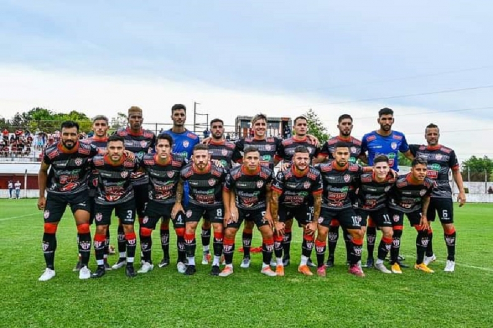 El plantel que logr&oacute; el ascenso ante Real Pilar. Ph: prensa CFC.