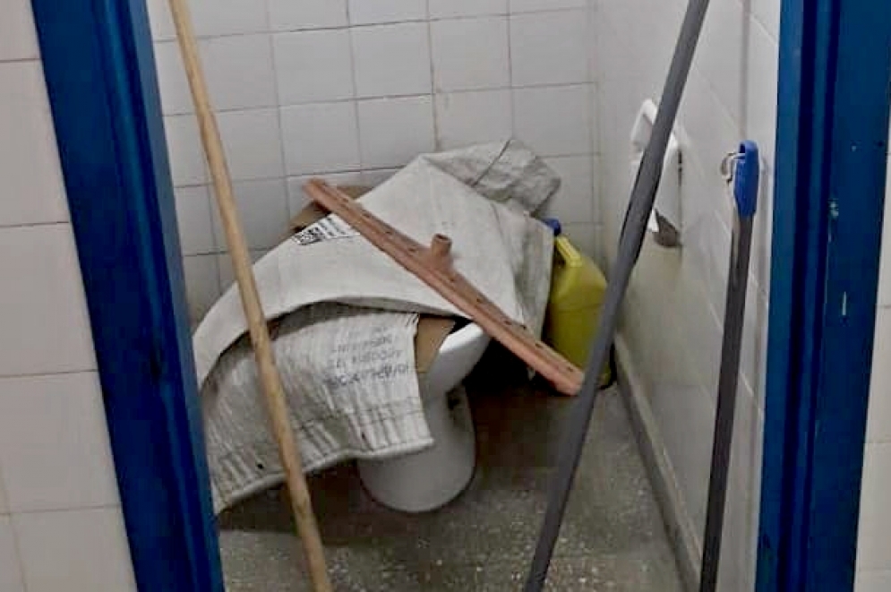 Un inodoro fuera de servicio en la Escuela N&ordm;11.