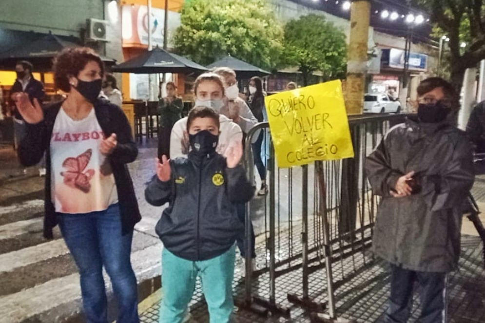 La protesta incluy&oacute; una caravana de veh&iacute;culos. Convocan nuevamente para este mi&eacute;rcoles a las 17hs.