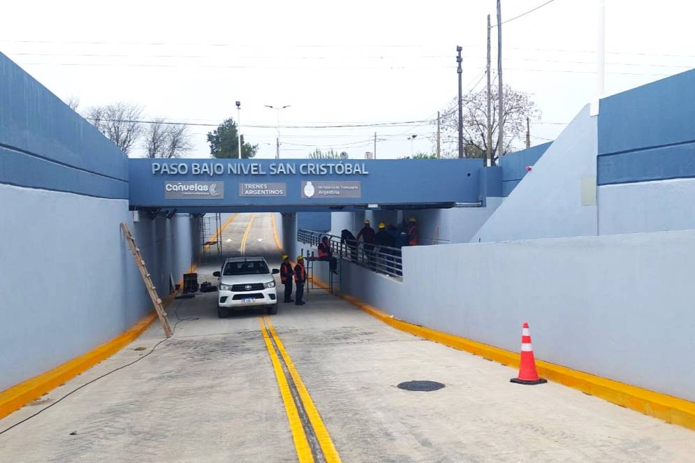 Los trabajadores en los retoques finales. Es inminente la inauguraci&oacute;n con la presencia de Sergio Massa.
