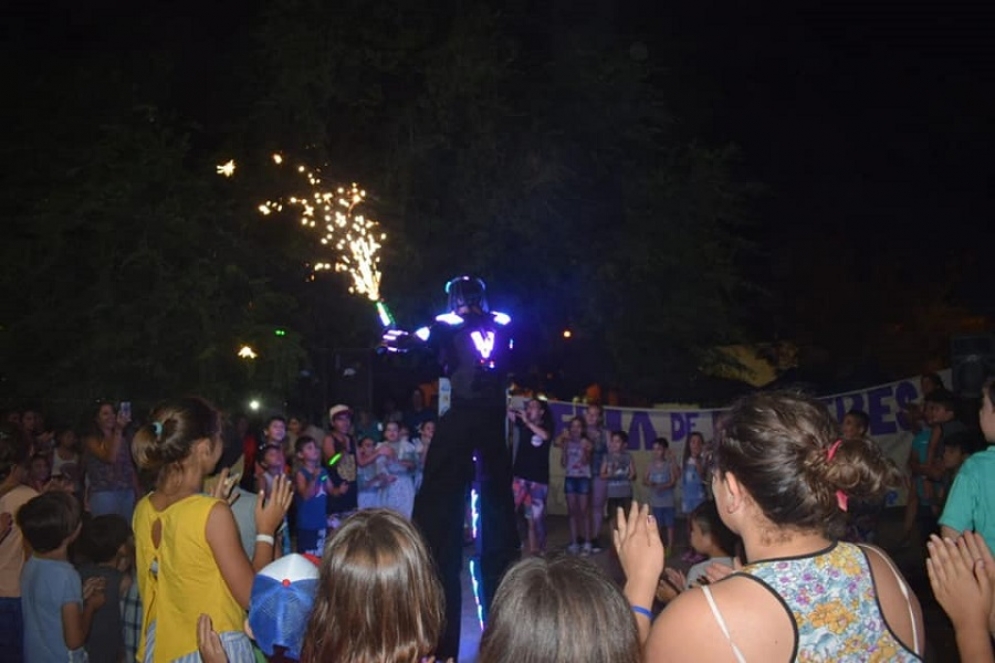 Los Robots Led en una de sus presentaciones en la Plaza Belgrano. 