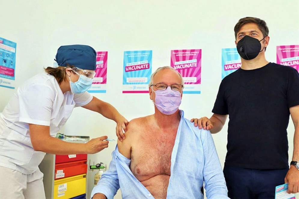 Este mi&eacute;rcoles el ministro de Salud provincial, Daniel Goll&aacute;n, fue el primer mayor de 60 en recibir la vacuna.