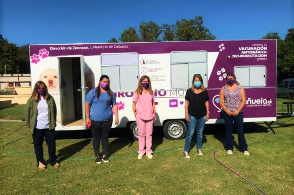 Mathieu -en el centro- junto a la secretaria de Gobierno Valeria R&iacute;os -a su izquierda- y personal del &aacute;rea de Zoonosis.