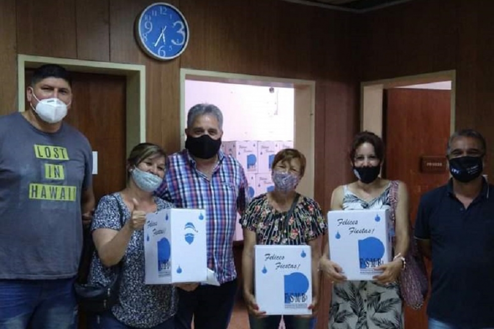 Peralta y Su&aacute;rez junto al interventor Ferro y a afiliados del sindicato. 