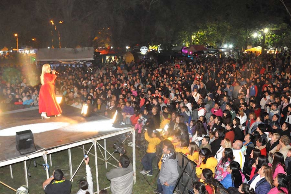 Gladys La Bomba Tucumana en el escenario central de Uribelarrea. 