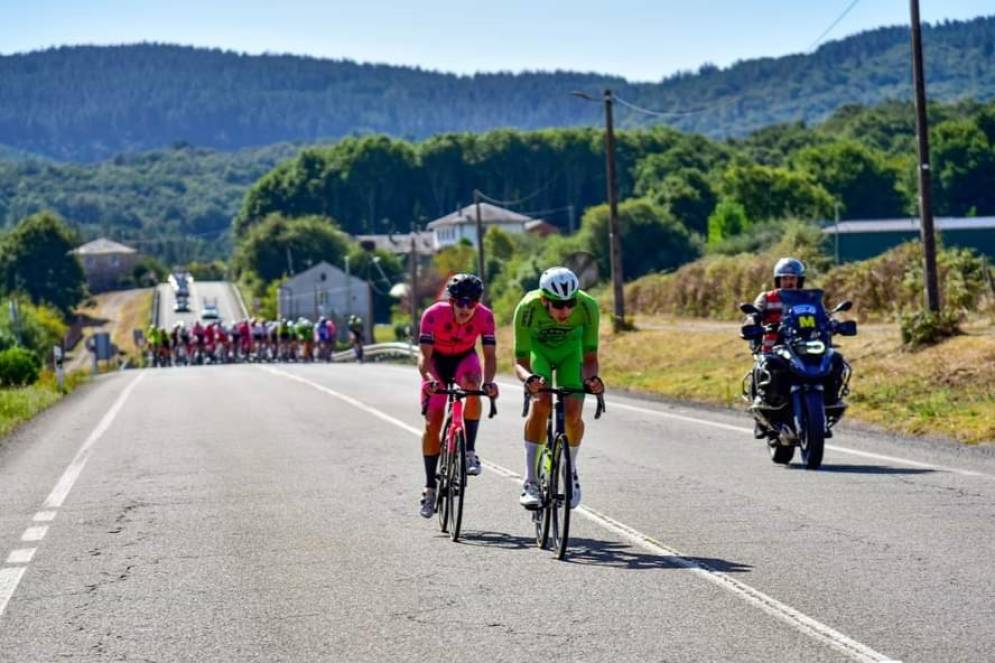 La ruta empinada, un gran desaf&iacute;o para Salm&oacute;n, con indumentaria verde. 