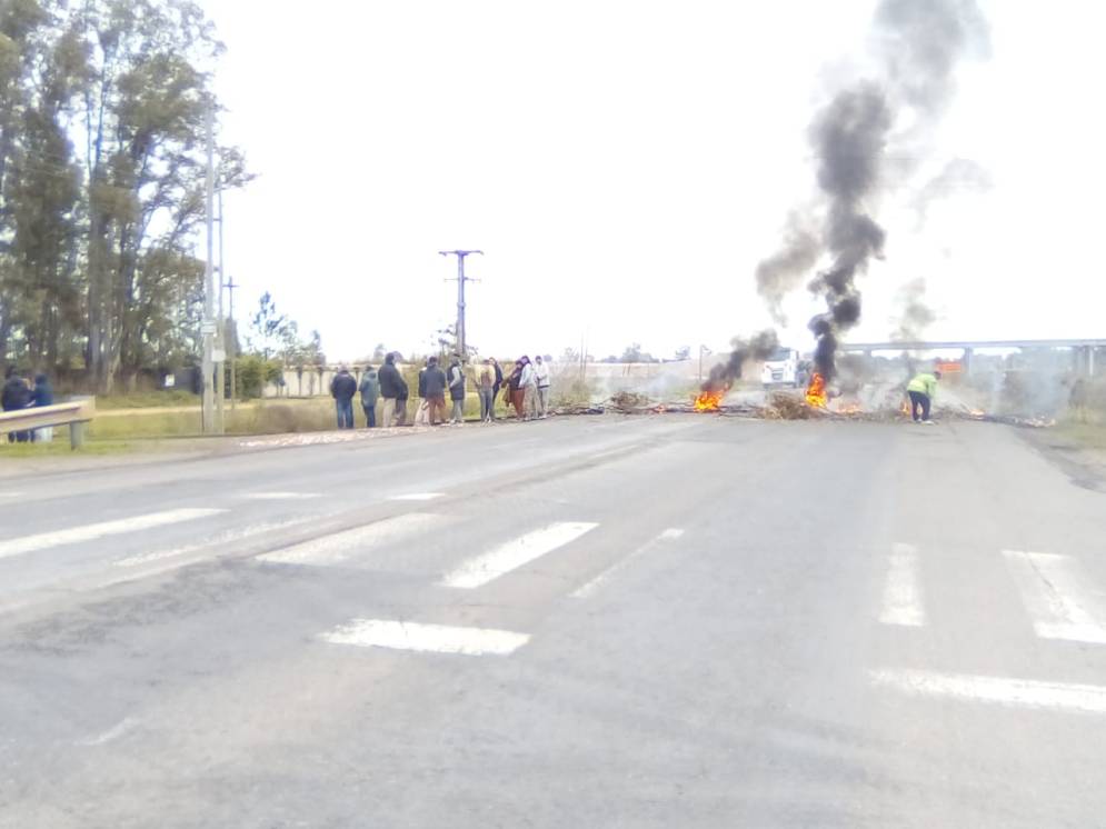 La interrupci&oacute;n de la calzada es total.