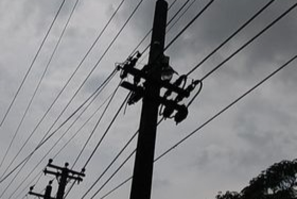 El poste afectado que espera a los operarios de EDESUR.