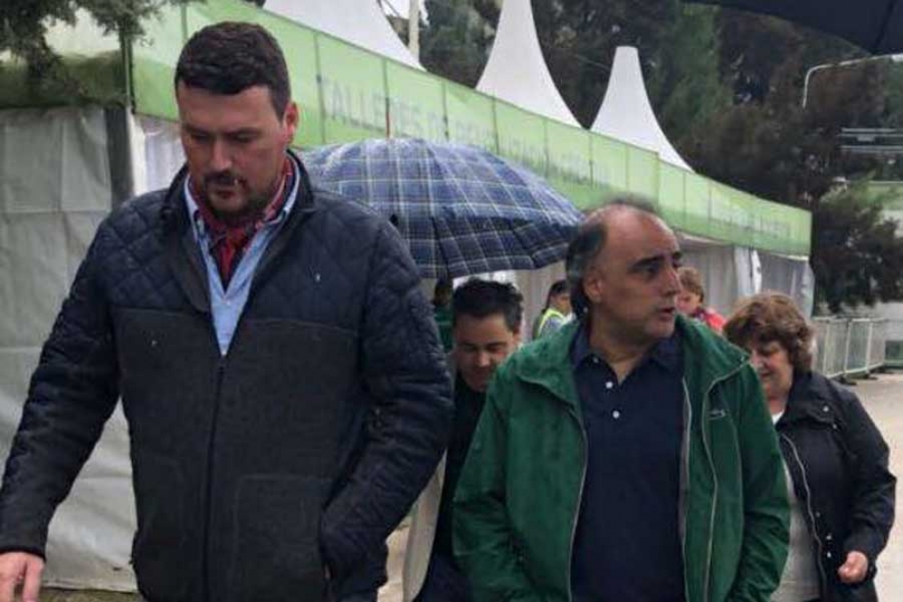 Mac Goey recorriendo la muestra junto al ministro de cultura provincial, Alejandro G&oacute;mez. 