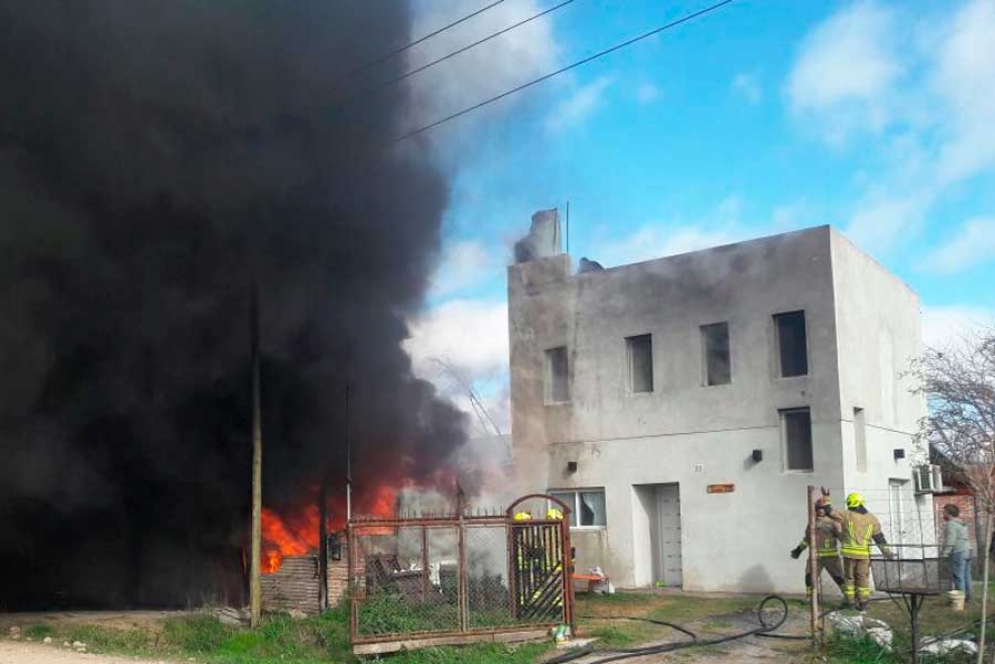Devastador incendio en un dep&oacute;sito de pl&aacute;stico