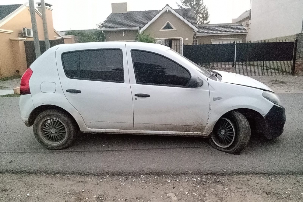 El Sandero luce casi destruido.