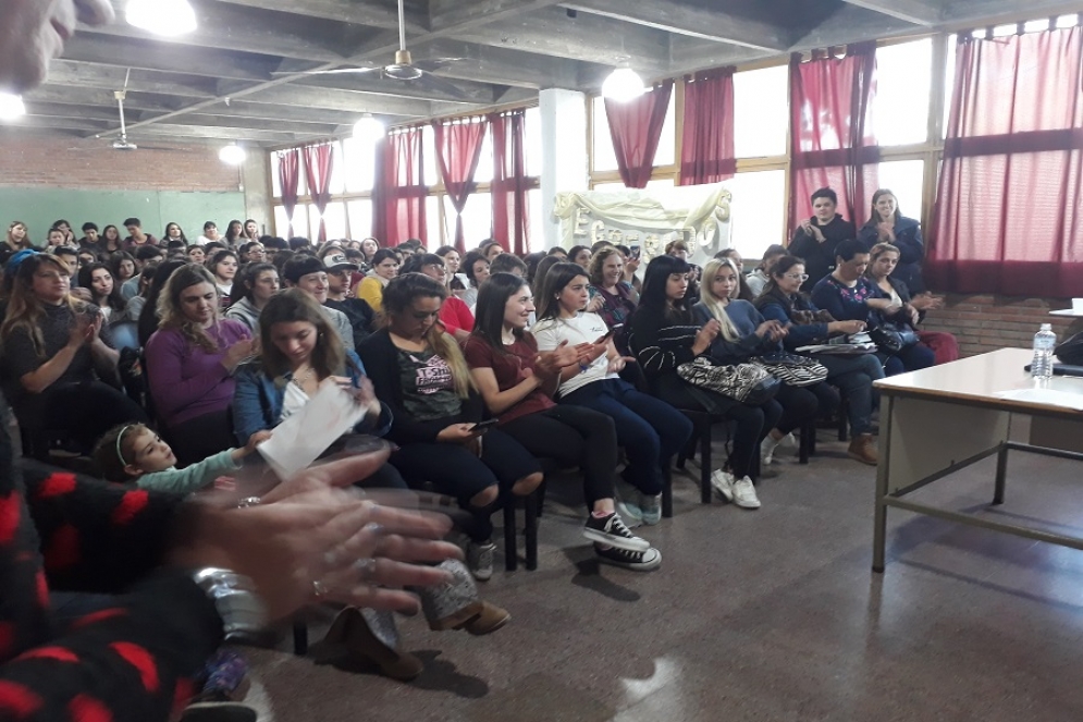Uno de los salones de la Escuela Estrada estuvo colmado durante la charla. 