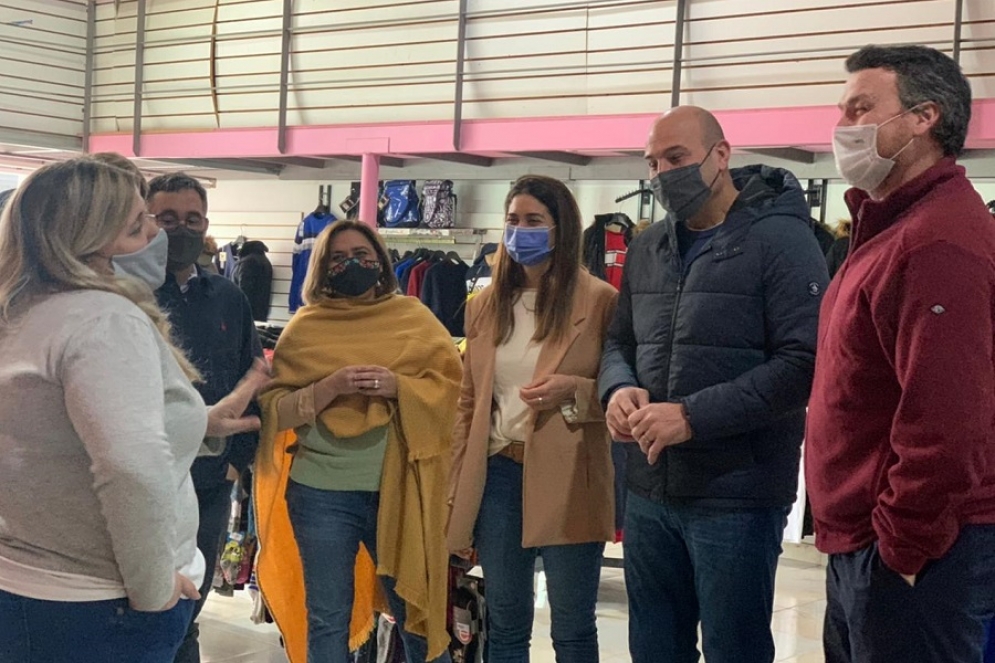 Blasco, Besana, Molina y Mac Goey en un comercio de Ca&ntilde;uelas. 